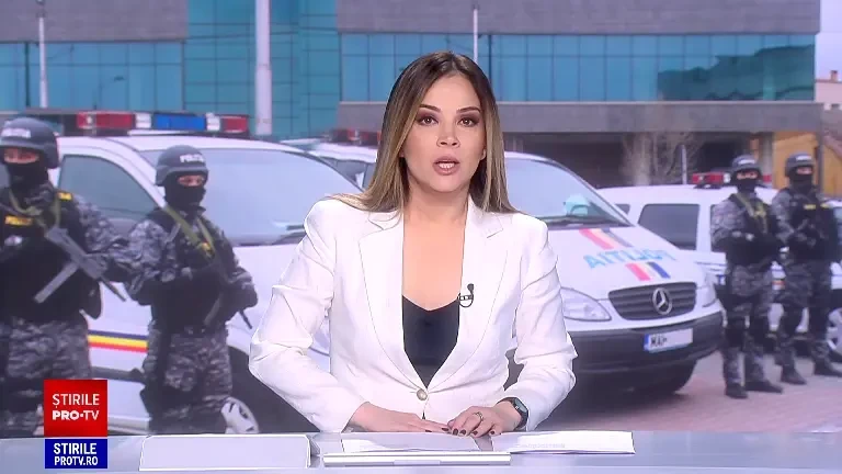 Au aruncat drogurile la WC și 130.000 de euro pe geam când au năvălit ”mascații” ieșeni peste ei. ”Au fost vigilenți”