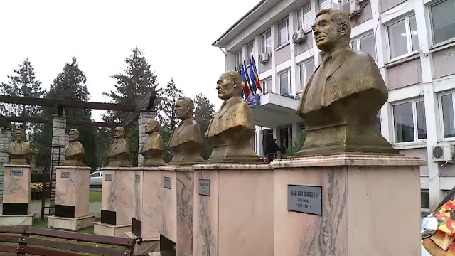 Planuri costisitoare și inutile în Balș. 15 statui vor fi mutate. Localnicii sunt nemulțumiți. „Suntem de râsul lumii”