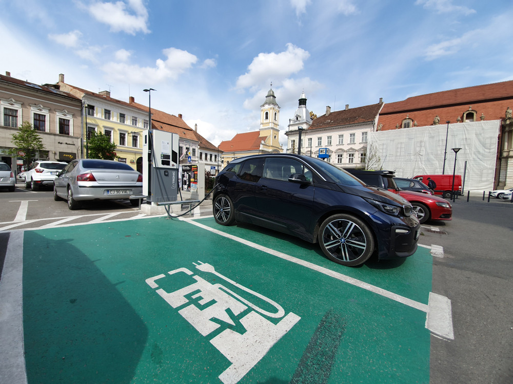 România pregătește trecerea la vehiculele electrice. Vălean: Vor fi instalate 30.000 de puncte de reîncărcare până în 2026