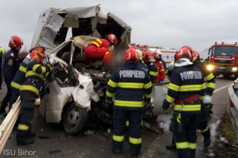 Accident grav între un camion, o furgonetă şi un autoturism, pe DN 76. O persoană a murit și alte 3 au fost rănite