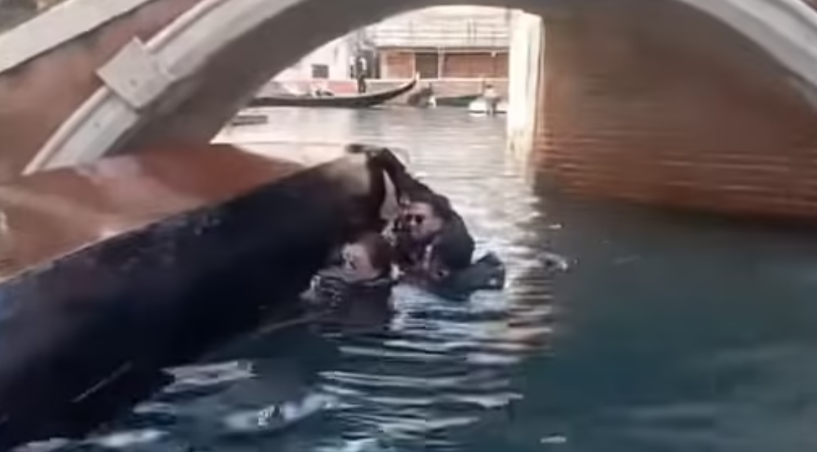 Mai mulți turiști au căzut în canalele venețiene, după ce au refuzat să stea jos într-o gondolă. VIDEO