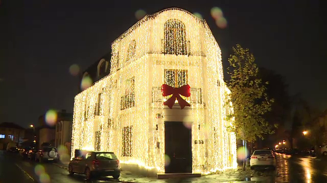 Frumusețe de poveste la Casa Mița Biciclista. Cum arată o clădire din București îmbrăcată în haine festive