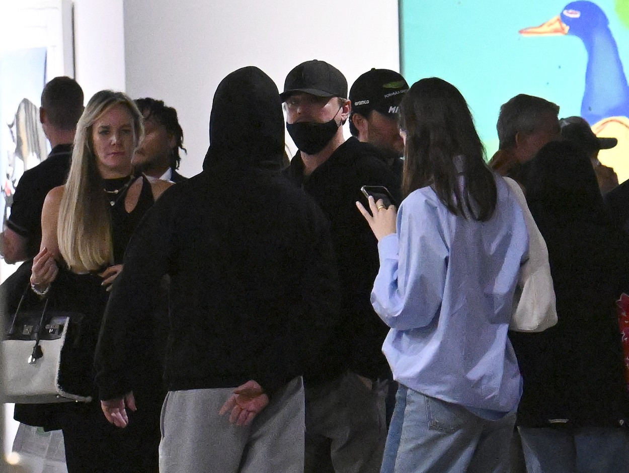 Leonardo DiCaprio, aşa cum nu a mai fost văzut. Cum a fost surpins actorul de paparazzi. GALERIE FOTO