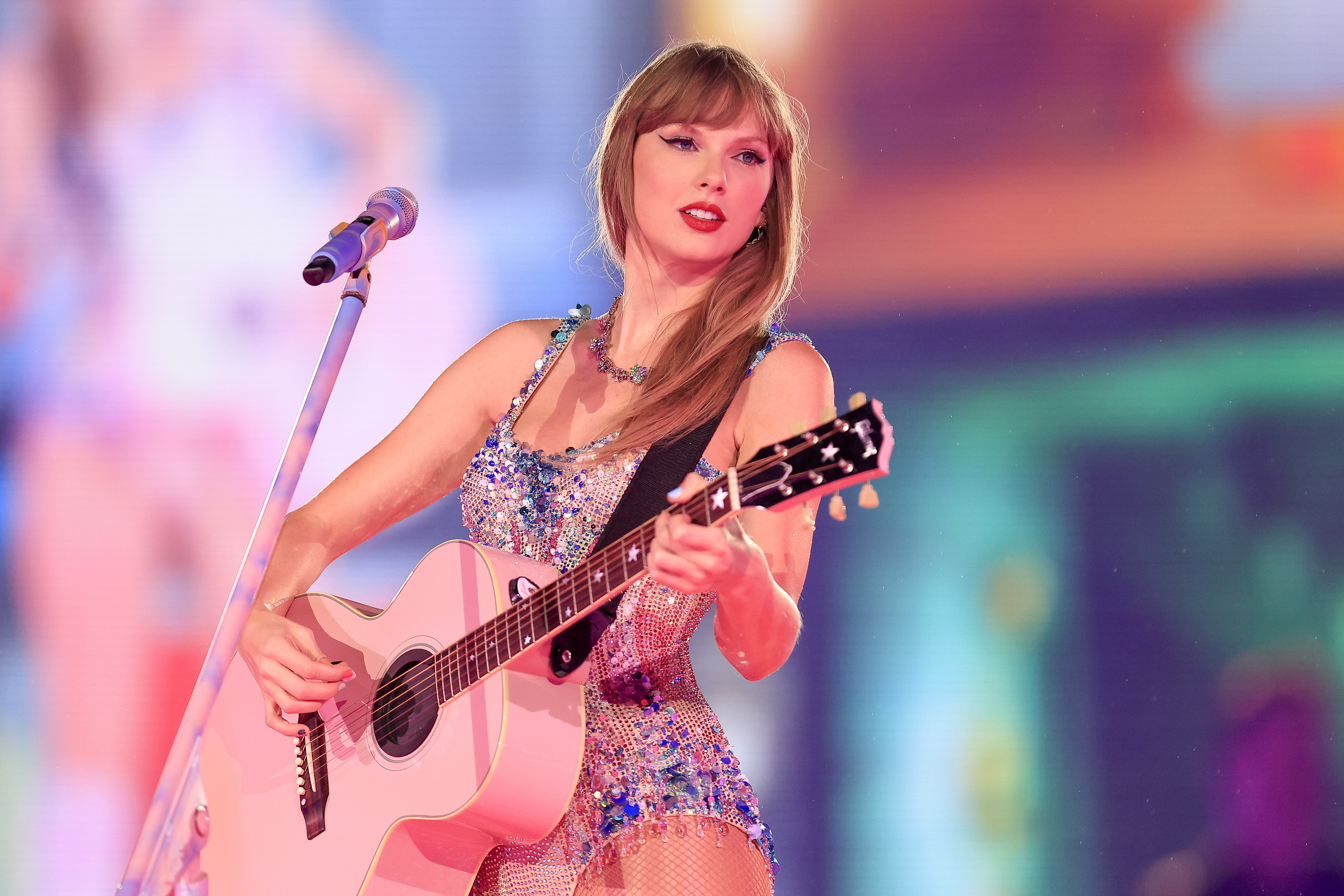 Entuziasmul fanilor cântăreţei Taylor Swift pentru turneul idolului lor stimulează cererea turistică în Europa