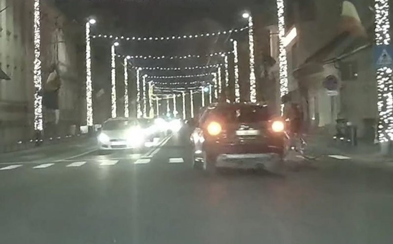 VIDEO cu momentul în care un șofer trece cu peste 90 km/h pe culoarea roșie a semaforului și aproape că lovește un biciclist