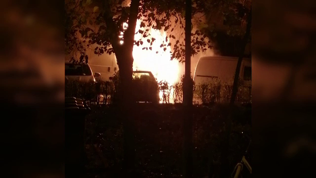 „Bubuia din una în alta”. Mai multe mașini dintr-un cartier din Timișoara s-au făcut scrum