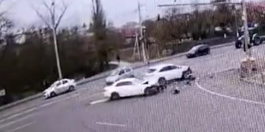Un șofer neatent a provocat un accident violent pe o șosea intens circulată din Iași. Totul a fost filmat