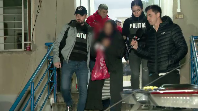 Ororile prin care au trecut bătrânii din București, forțați să se căsătorească. Poarta clădirii era încuiată permanent