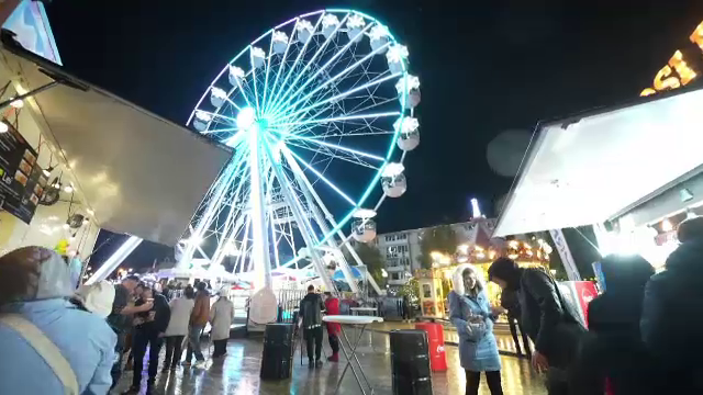 Târgul de Crăciun de la Craiova se mândrește cu cea mai mare roată panoramică din România. „Este foarte frumos”