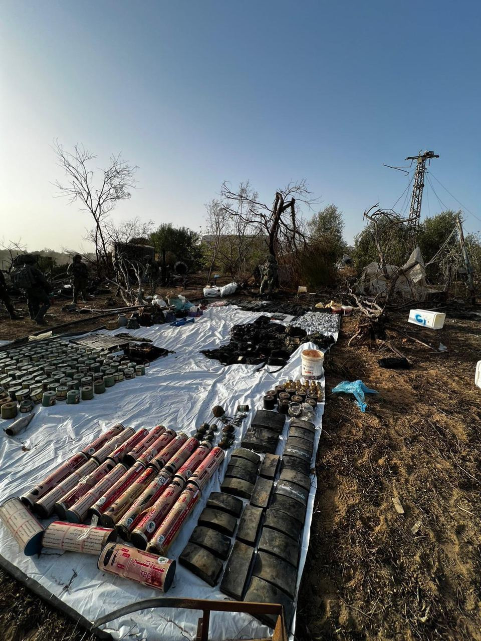 FOTO. Ce au descoperit soldații israelieni într-o așa zisă universitate din Fâșia Gaza: arme, grenade, lansatoare de rachete