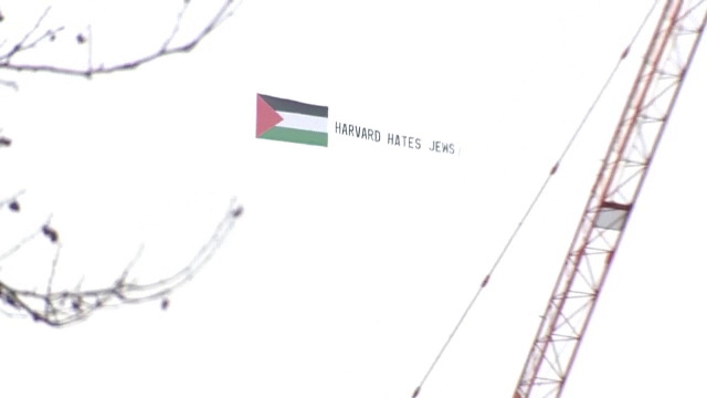 Mesaj pe cer, deasupra uneia dintre cele mai mari universități din lume: ”Harvard urăște evreii”