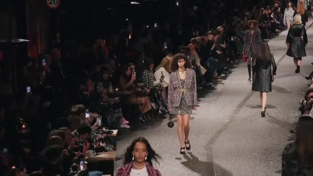 Stradă din Manchester, transformată în podium pentru o prezentare de modă Chanel