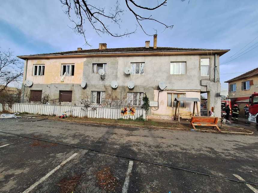 Explozie urmată de incendiu într-un bloc din Timiş. Doi copii și părinții lor au fost răniţi și transportați la spital