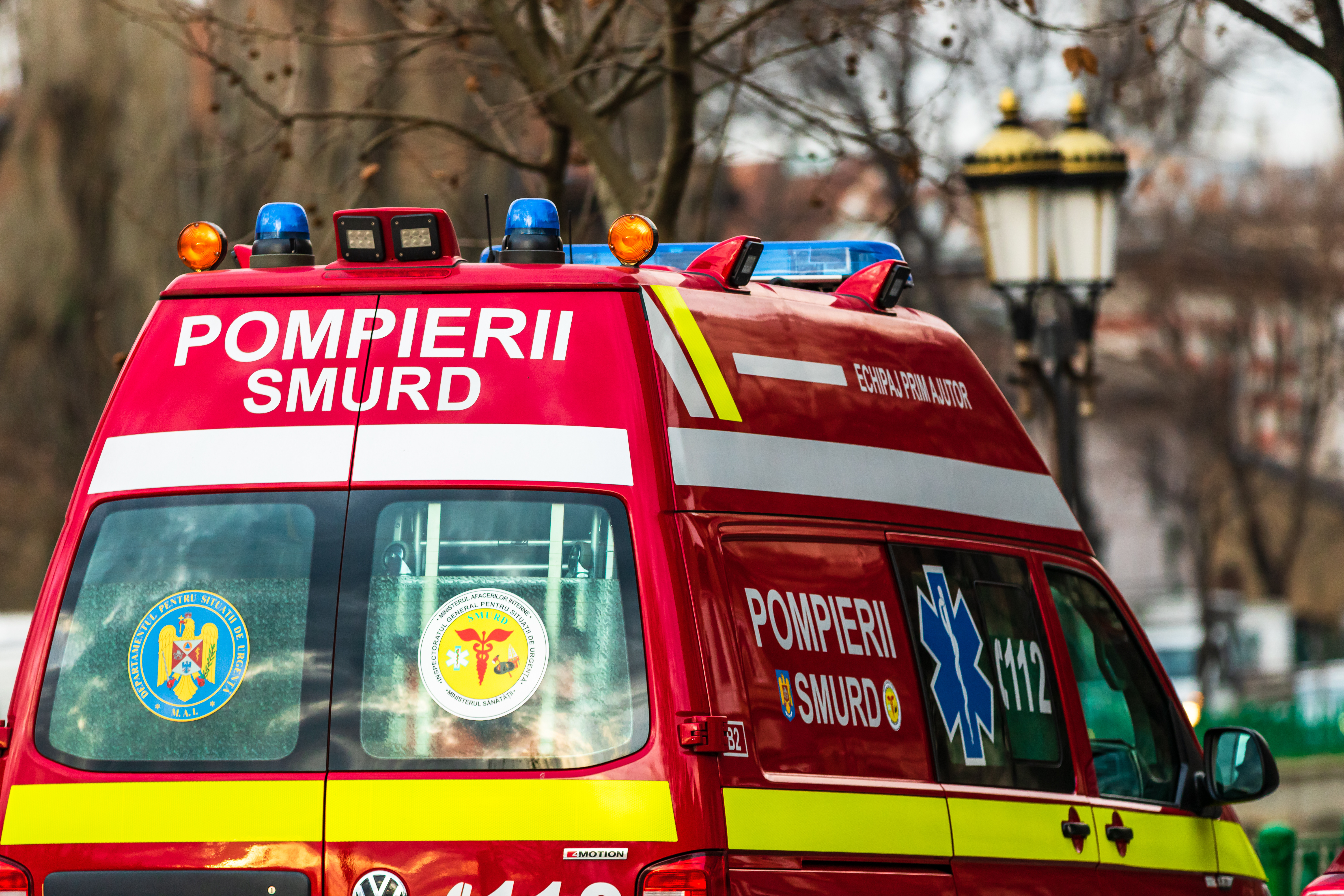 Ambulanță în misiune, lovită de o mașină și proiectată în curtea unei biserici din Constanța. Ce a făcut șoferul vinovat