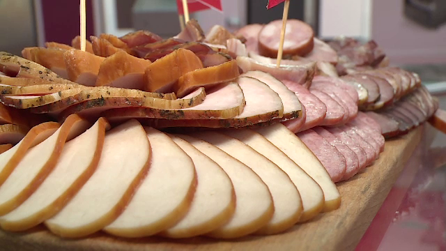 Mâncarea nesănătoasă ne păcălește. Cum ne impactează sănătatea consumul de mezeluri