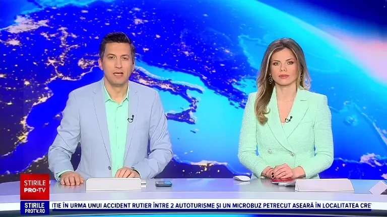 Doi cai au fost surprinși în timp ce se hârjoneau în zăpadă, în apropierea Munţilor Călimani. Imaginile au devenit virale