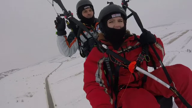 S-a dat startul sezonului de iarnă pentru zborul cu parapanta. Liste de aşteptare pentru sesiunile în tandem