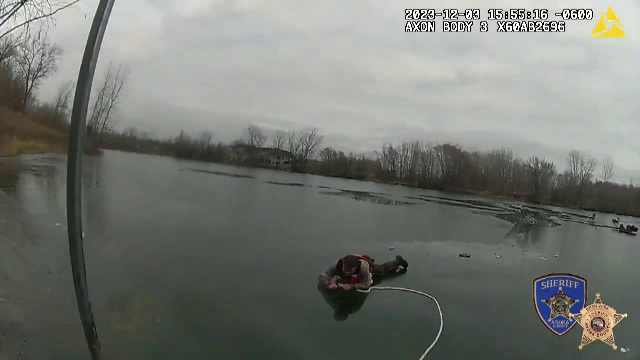 Și-a legat o frânghie de mijloc și a salvat doi pescari căzuți în apa înghețată. Operațiune spectaculoasă a unui polițist