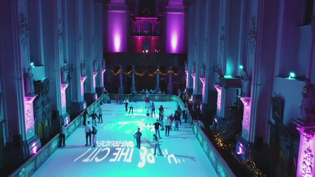 Patinoar în biserică: ”Locul e incredibil!”. Ce se întâmplă cu cei care înjură când mai trag o căzătură