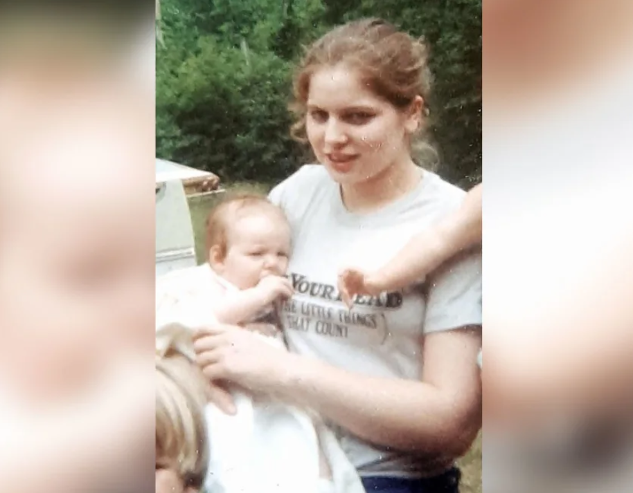 O femeie care credea că a fost părăsită de mamă când avea doar un a făcut o descoperire neașteptată după 40 de ani