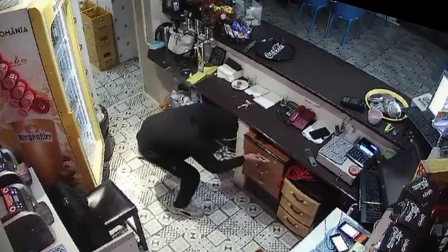 Un proprietar de bar din Galați oferă recompensă pentru prinderea unui hoț. Imaginile cu furtul au fost făcute publice