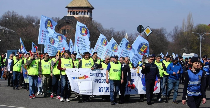 Protest al poliţiştilor la Ministerul Finanţelor. Sindicaliştii cer salarii mai mari. „Încă o abureală de doi bani”