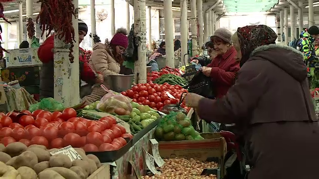 În plină iarnă, tarabele din piețe sunt pline cu roșii românești. Prețurile sunt de 6-8 lei pe kilogram