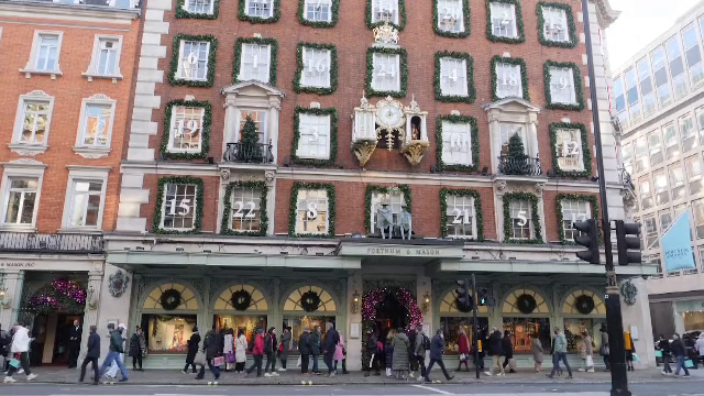 Vânzările de Crăciun merg mai bine anul acesta în marile magazine europene. Cât cheltuie un german pentru cadouri