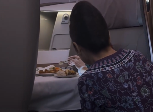 O stewardesă hrănește cu lingurița un pasager de la clasa business: ”Ar trebui să le fie rușine” VIDEO