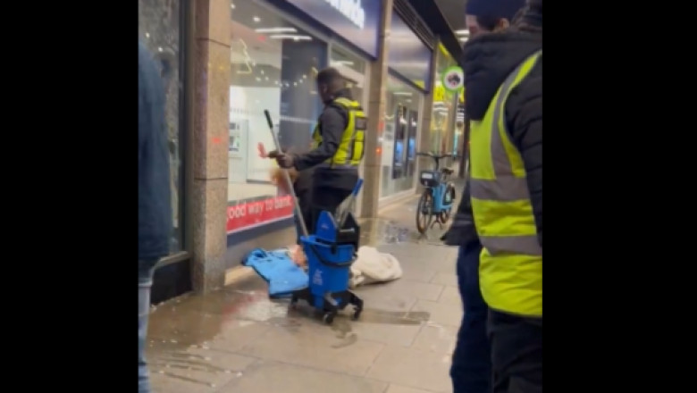 „A fost dezgustător”. Gestul unui angajat al McDonald's față de un om al străzii a stârnit un val de reacții