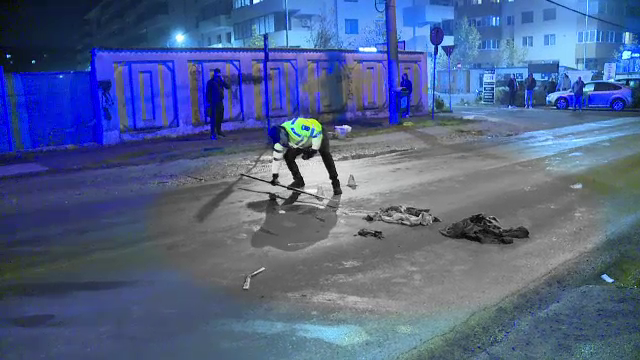 O femeie a ajuns în stare gravă la spital, după ce a fost lovită de o mașină, în București. Își scosese câinele la plimbare