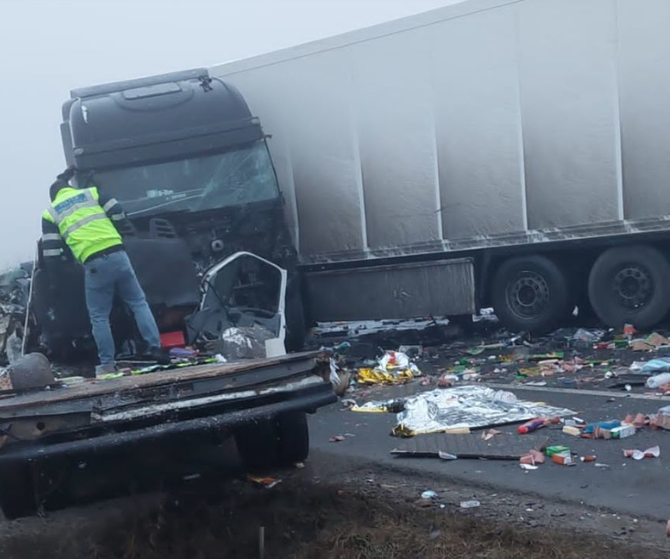 Un șofer de 21 de ani a murit după ce autoutilitara pe care o conducea a izbit două tiruri, în Vrancea