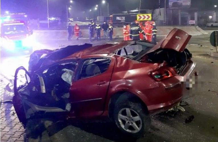 Un tânăr de 24 de ani a murit după ce a intrat în plin într-un giratoriu din Constanța. Momentul a fost filmat. VIDEO