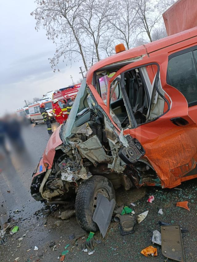 Accident cu 6 victime în Suceava. Un microbuz și o autoutilitară s-au izbit violent | GALERIE FOTO