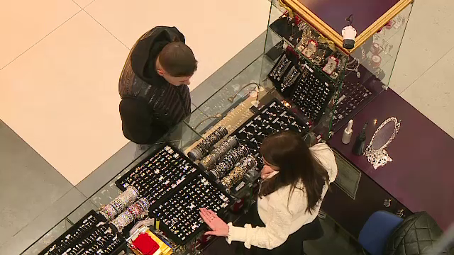 Ce este „promovarea senzorială”, fenomenul care face cumpărătorii să plece din magazine cu sacoșele pline și buzunarele goale