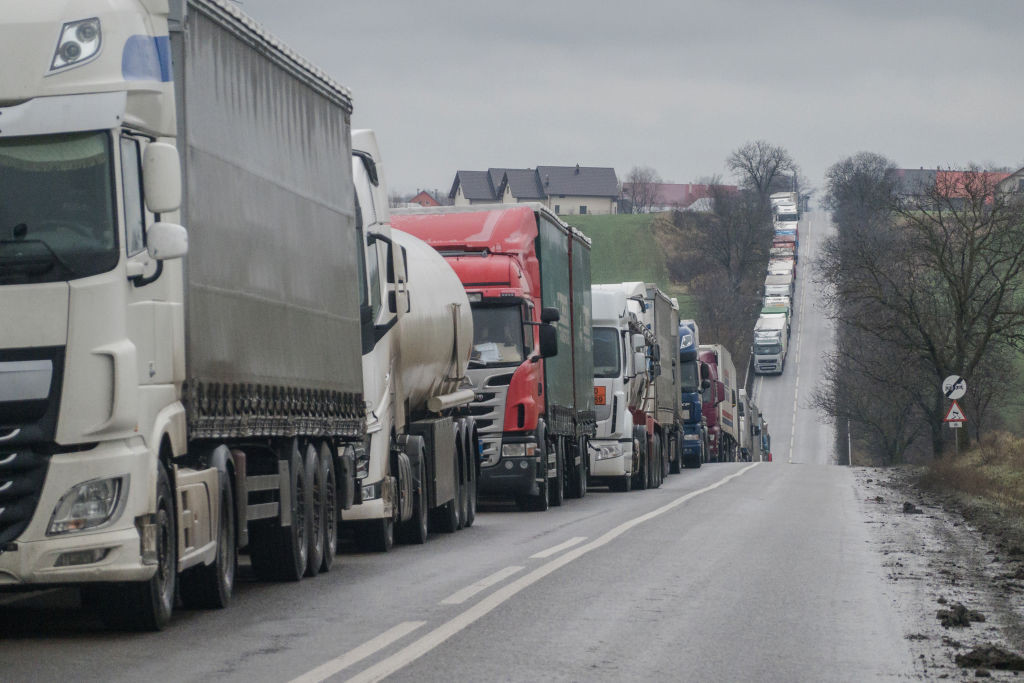 Fermierii polonezi reiau protestul la granița cu Ucraina. Manifestanții blochează intrarea camioanelor din Ucraina