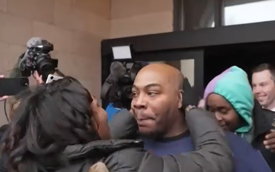 Un bărbat din SUA, eliberat din închisoare după 19 ani. A fost condamnat greșit pentru crimă