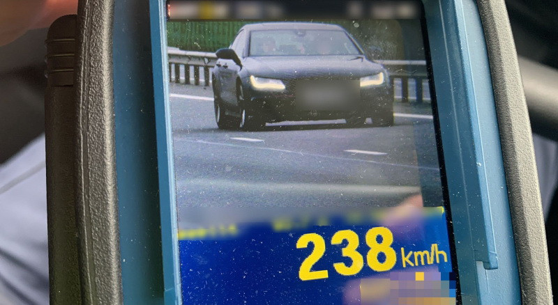 Șofer de 19 ani, surprins de polițiști cu 238 km/h pe A3. Nu a vrut să oprească și nici nu a fost prins