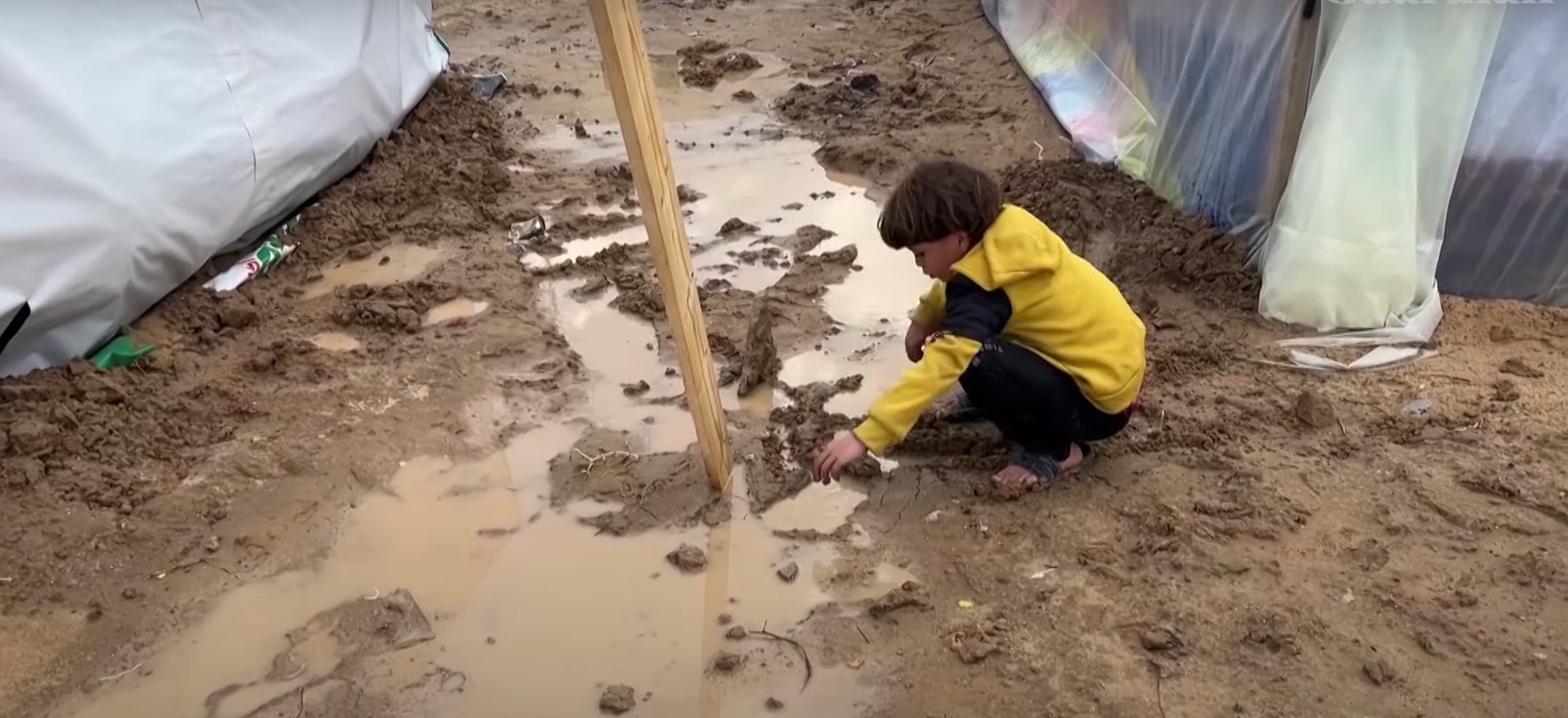 Gaza, un "iad viu" după ce ploile abundente de iarnă au udat corturile improvizate | Video