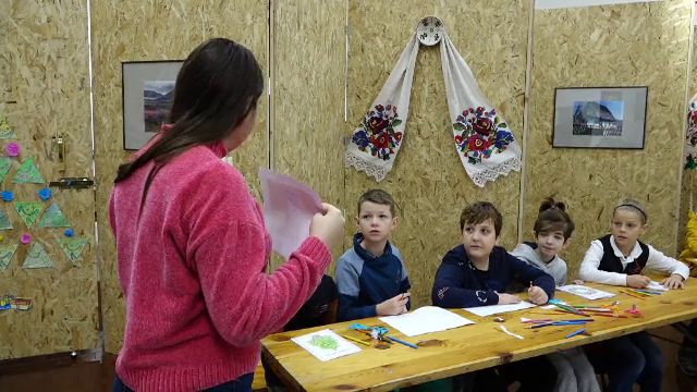 Tradiții de Crăciun. Copiii învață cum decorau bunicii lor bradul în urmă cu jumătate de secol și confecționează ornamente