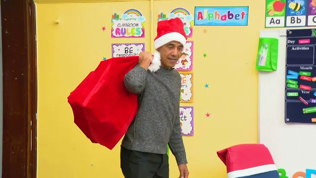 Barack Obama a împărțit cadouri la o școală îmbrăcat în costum de Moș Crăciun