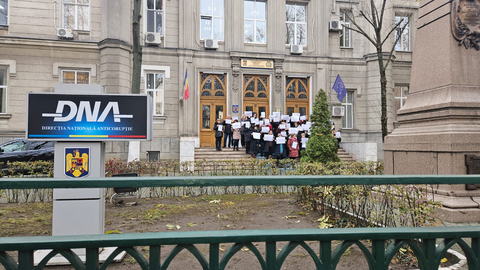 Proteste ale grefierilor de la DNA şi Parchetele din Bucureşti: „Ordonanţa de-o votaţi, pe noi să nu mai contaţi!”