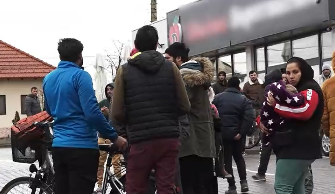 Scandal la împărțirea banilor pentru ajutoare la un cămin cultural din Mureș. Agenții de pază au folosit spray lacrimogen