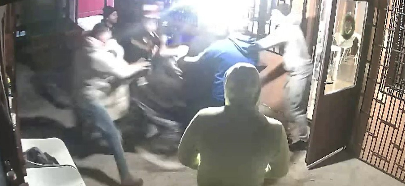 Bătaie ca-n „Șapte păcate" în Galați. Mai mulți tineri și-au împărțit pumni și picioare, după ce au băut împreună