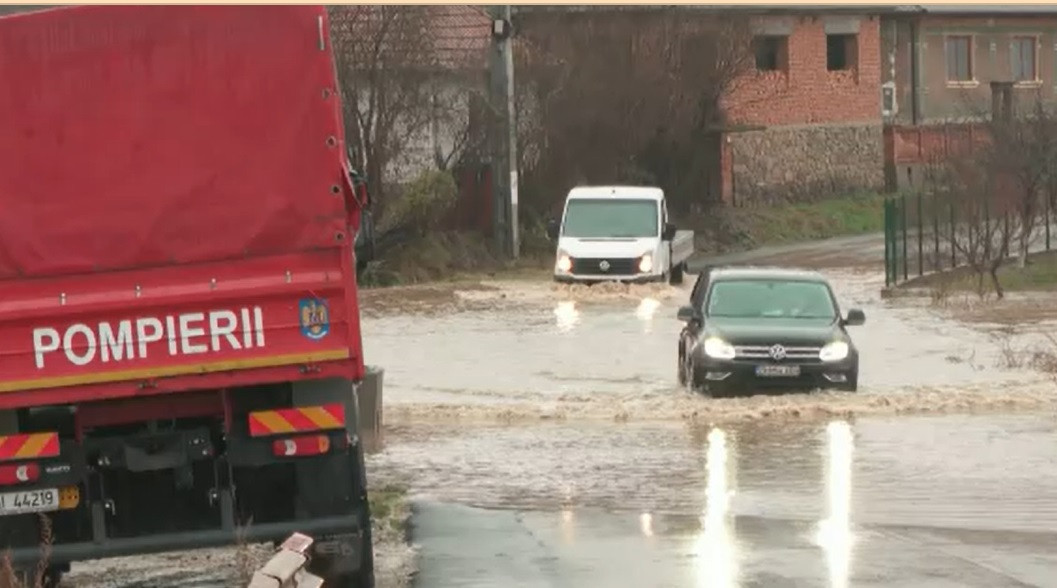 Cod galben de inundaţii pe râuri din 19 judeţe, joi şi vineri. Avertismentul hidrologilor