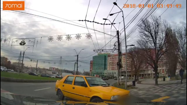 Un şofer octogenar, la un pas de tragedie. A intrat pe contrasens și a fost filmat de ceilalți șoferi