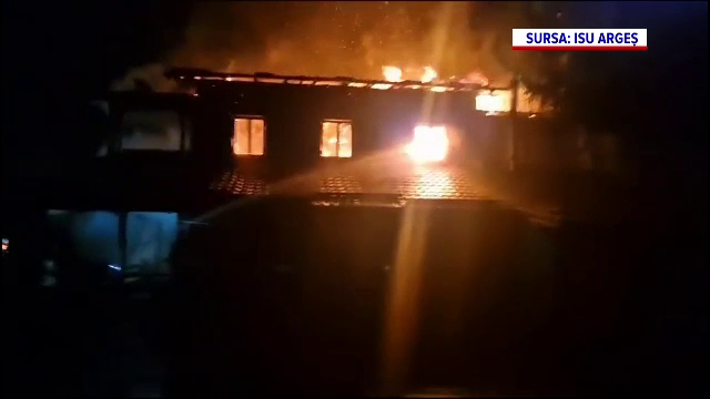 Incendiu violent în Argeș. O casă de vacanță a ars din cauza instalației cu luminițele de Crăciun