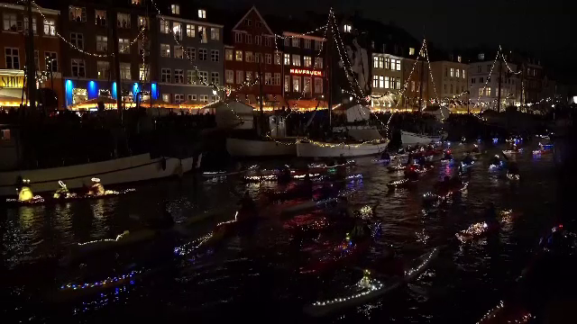 O nouă tradiție însuflețește Copenhaga. Sute de bărci luminate, cu localnici care cântă colinde, străbat canalele orașului