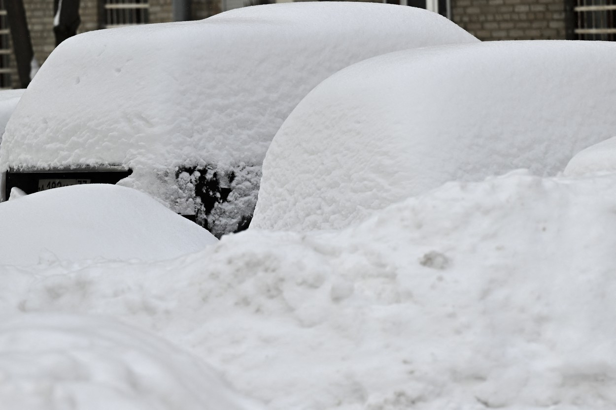 Viscolul a lovit Rusia și a provocat haos pe străzi. Zăpadă de peste 20 de centimetri în Moscova. FOTO