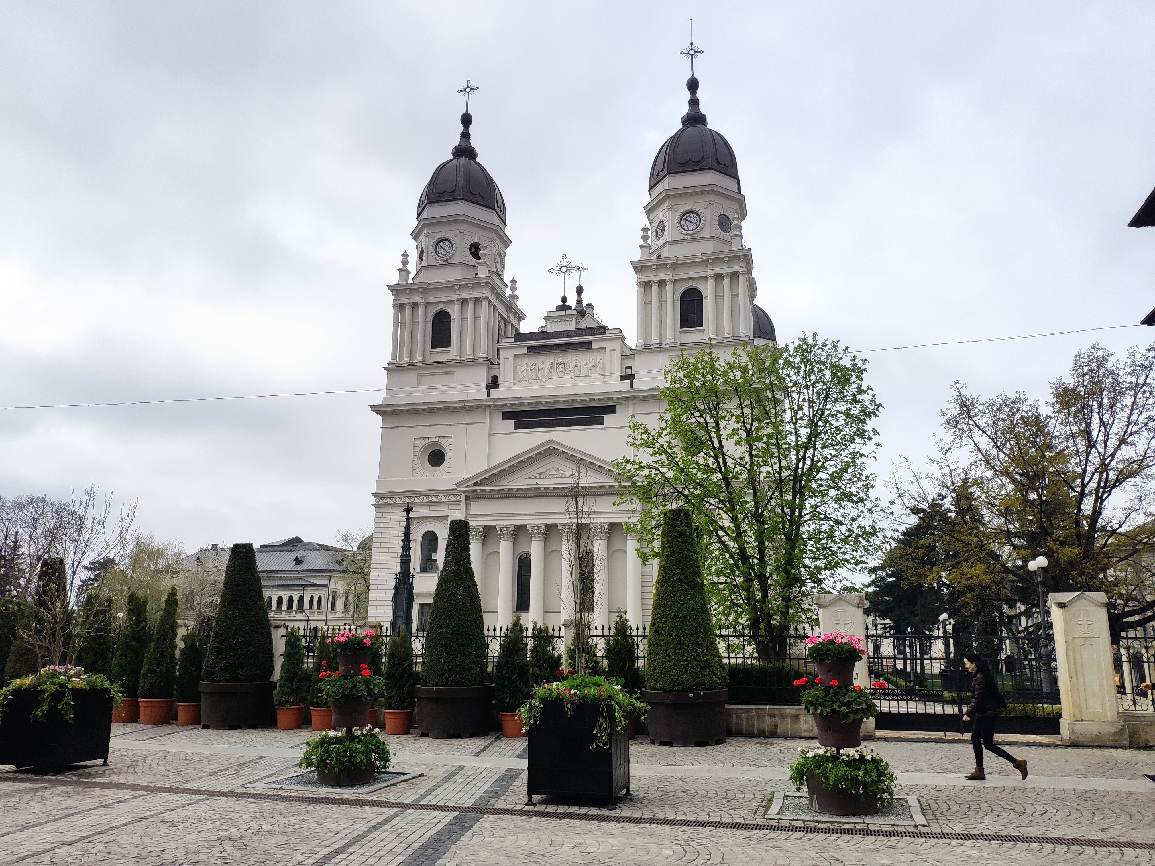 Un bărbat din Iași care fugea pe stradă cu un scaun în brațe, tâlhărit de tineri care-și făceau selfie-uri la Mitropolie